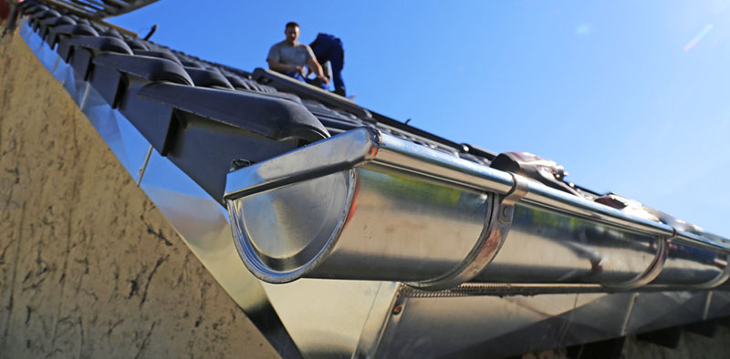 Zinguerie - KLV Procouvreur Façade Charleroi votre artisan zingueur en Belgique : Région Flamande, Wallonne, Bruxelles ... gouttières, bande de rive en zinc, bande de solin, habillage de cheminée en zinc ... Intervention en Belgique : Région Flamande, Wallonne, Bruxelles 